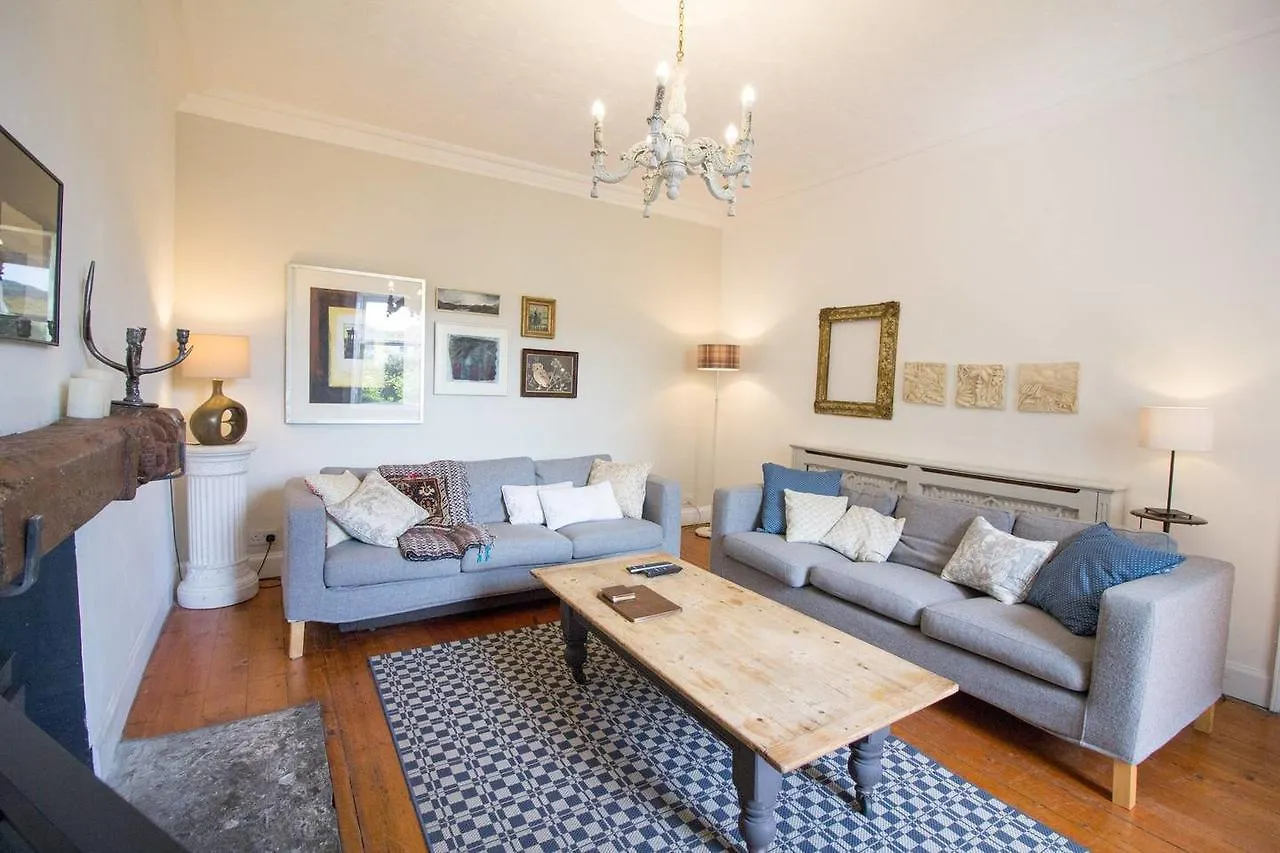 Unique And Private Georgian Farm House In The City location